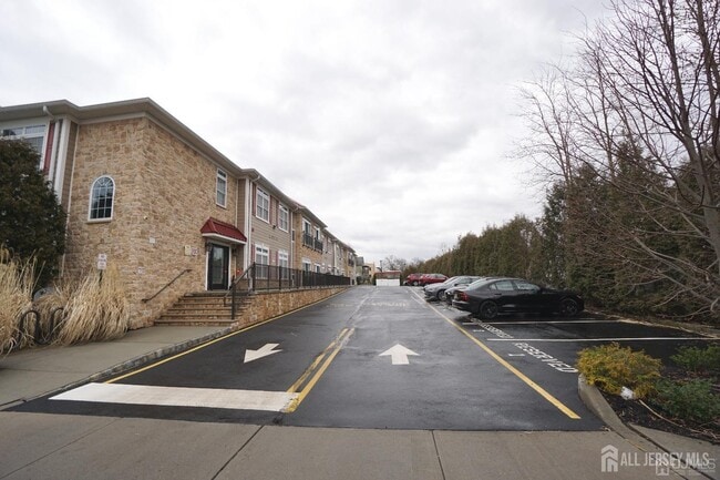 Building Photo - 475 Avenel St
