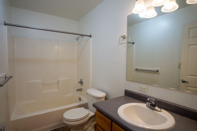 Building Photo - Top Floor 1Bdr w/Modern Appliances + Washe...