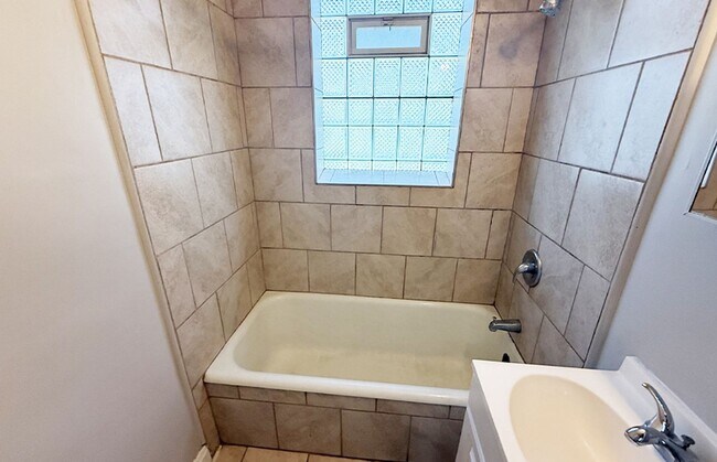 Building Photo - 415 Probasco St