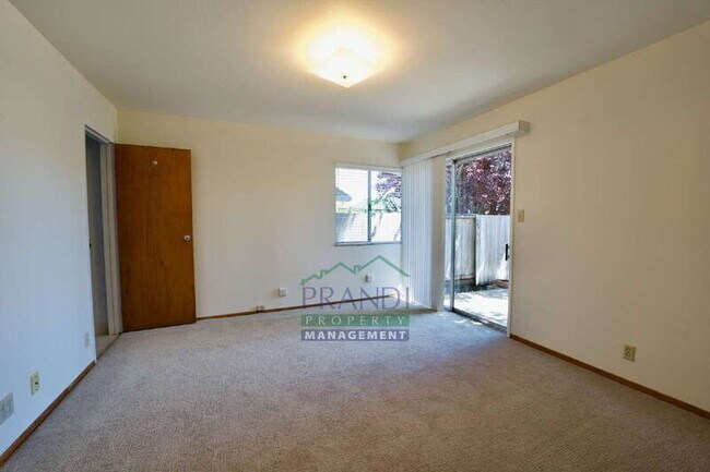 Building Photo - 868 Las Pavadas Ave