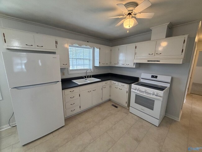 Building Photo - 756 Morris St SW