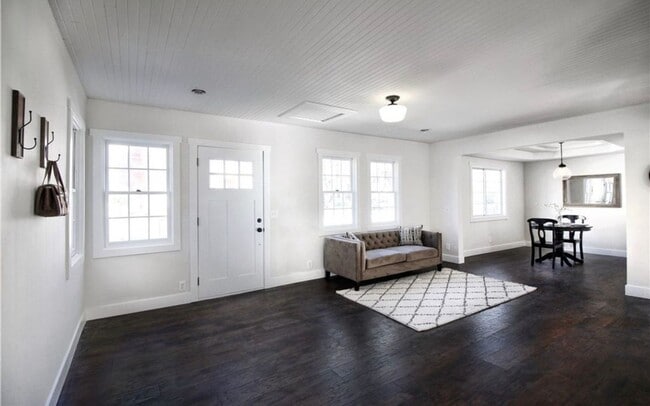 Building Photo - Remodeled