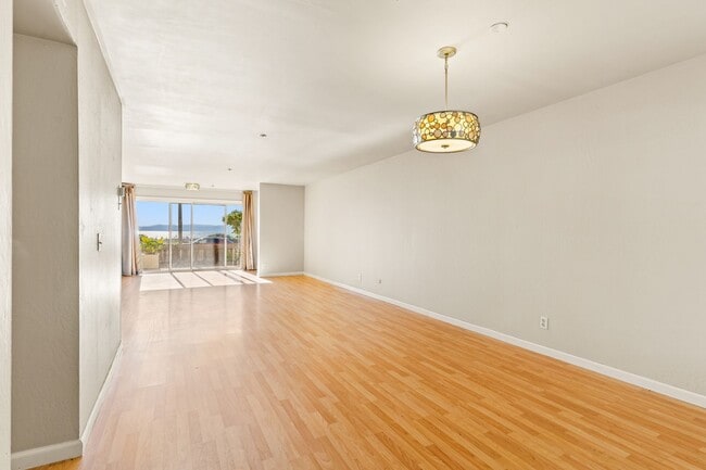 Building Photo - Utilities Paid! Modern 2 Bed Condo on the Water! Live by the Bay