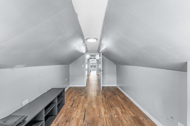 Building Photo - 7008 S Oakley Ave