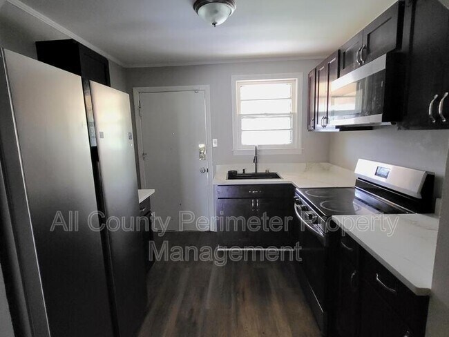 Building Photo - 490 Hall St