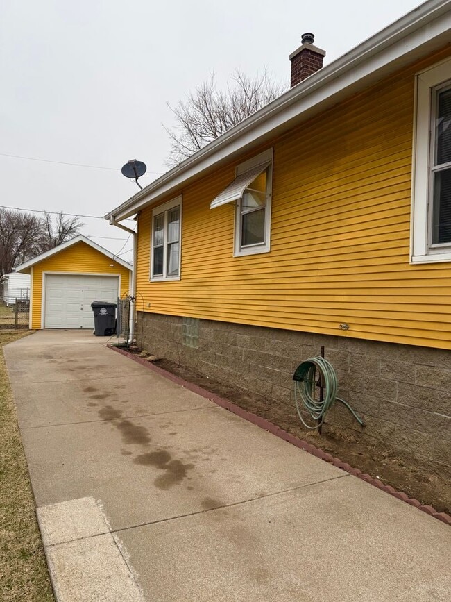 Building Photo - Bright West End Home with Enclosed Porch, Fenced Yard & Garage
