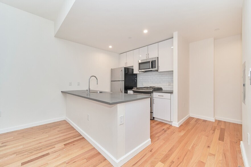 Building Photo - Spacious One Bedroom with Two Balconies