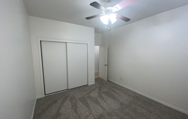 Building Photo - Spacious 4 Bedroom House