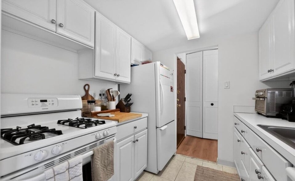 Building Photo - 419 Drummers Ln