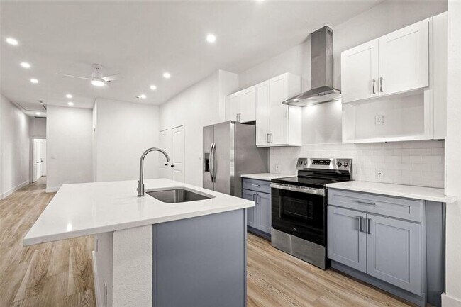 Building Photo - 808 W 10th St