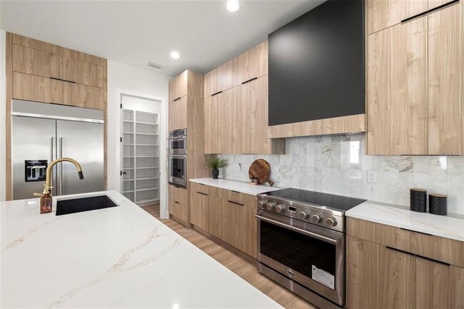 Building Photo - 1017 W Coral St