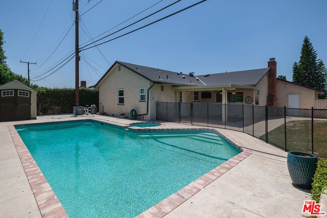 Building Photo - 826 Crestfield Dr