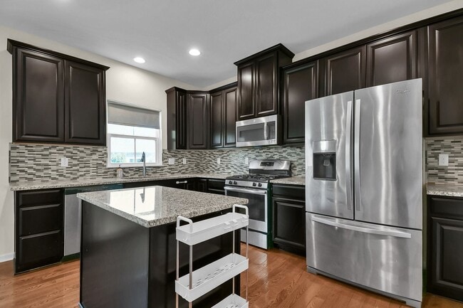 Building Photo - Spacious 3 Bedroom Home with Loft, Elegant...