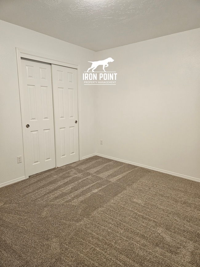 Building Photo - *$500 off your first months rent!* Move-in Ready Home w/new paint & flooring throughout, 2 car ga...