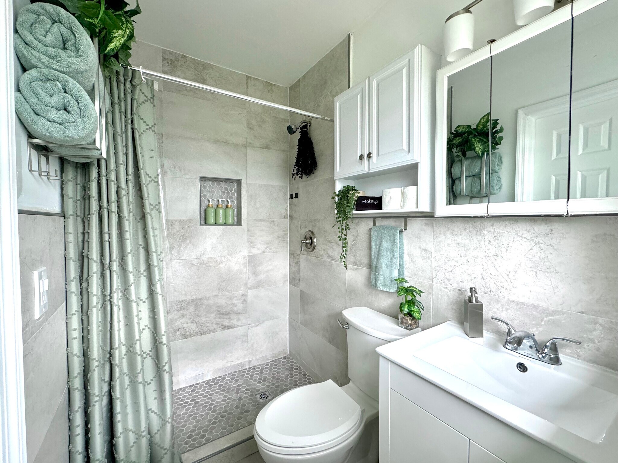 Newly renovated bathroom - 941 SW 29th St