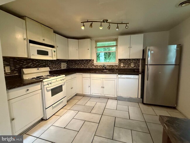 Building Photo - 4521 Edinburg Dr