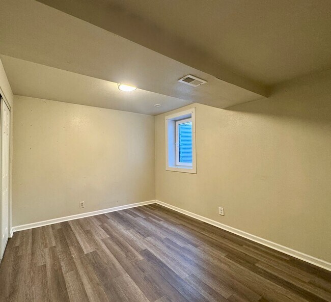 Building Photo - Spacious 5-Bedroom Single-Family Home with Fenced Yard & Garage