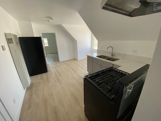 Building Photo - 1917 E 2nd St