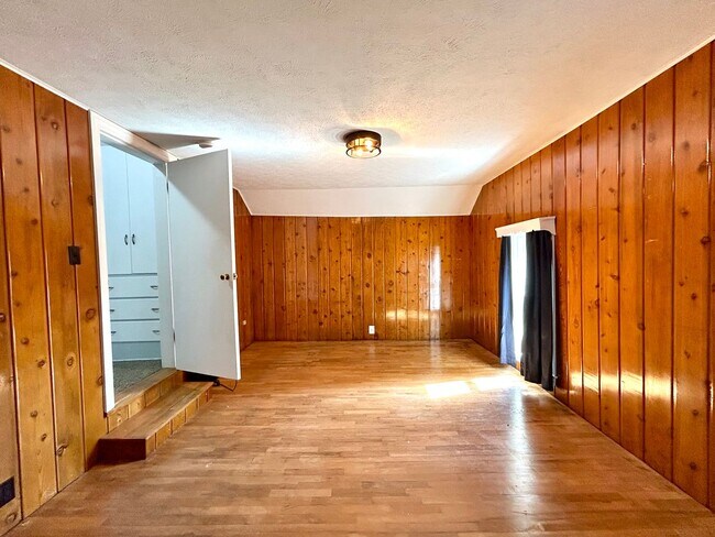 Building Photo - Spacious 4-Bedroom Home Near College Hill & Highland Park