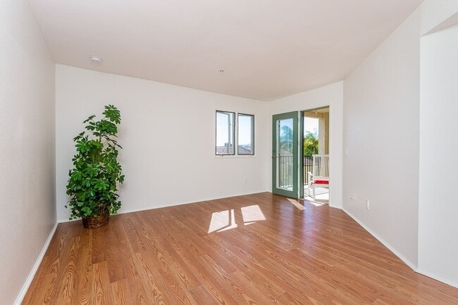 Building Photo - 2/2 End Unit Condo available near UTC
