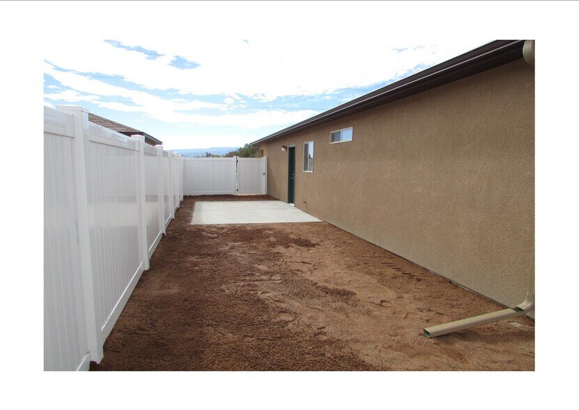 Building Photo - 2456 Hannah Ln