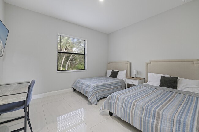 Building Photo - 674 Windermere Dr