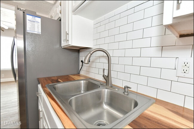 Building Photo - 4749 Tropicana Ave