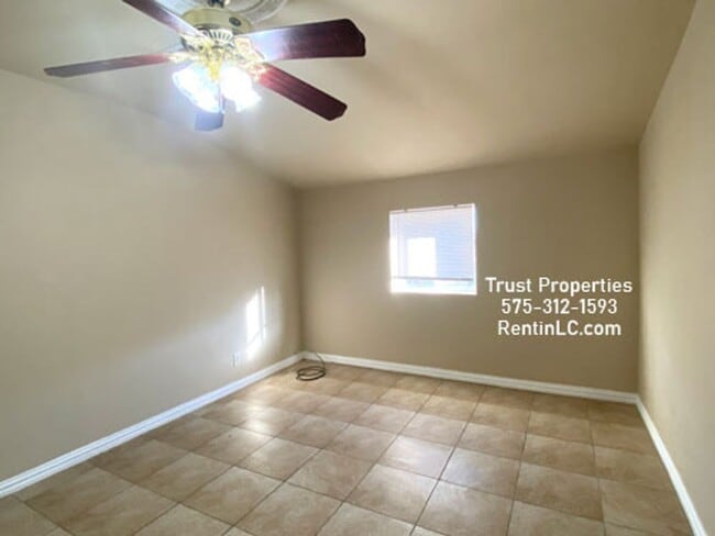 Building Photo - Great 4/2, all tile, close to Shops. Pets welcome