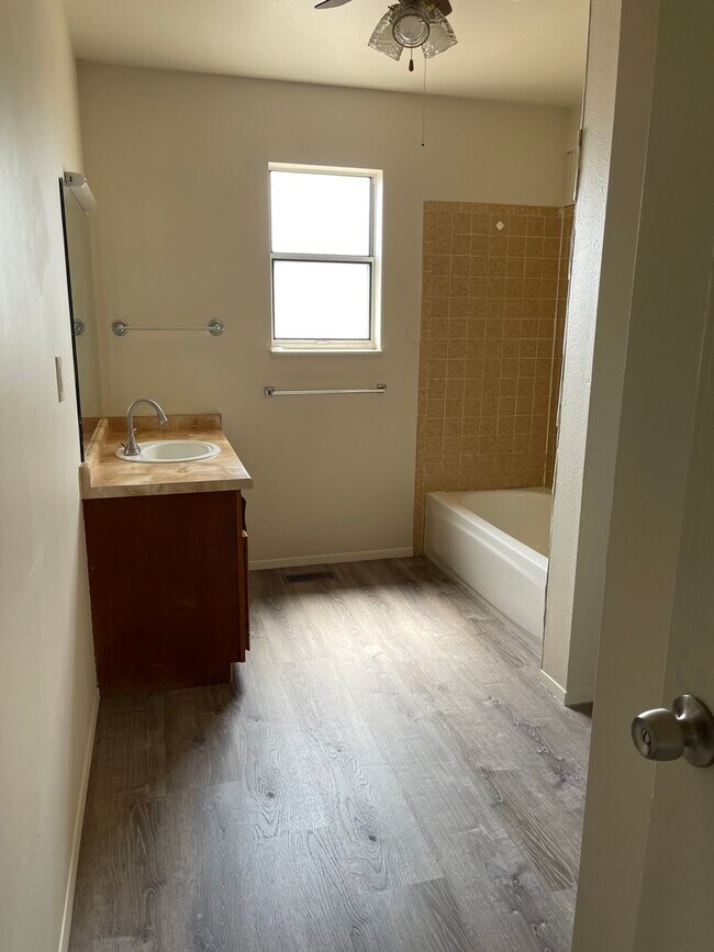 Building Photo - 3 bedroom, 1 bath