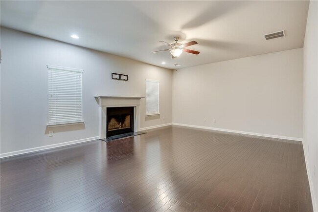 Building Photo - 933 Whitfield Oak Way NE