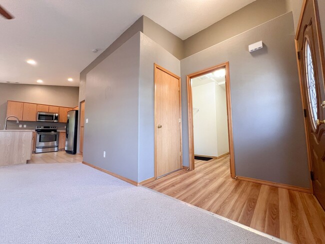 Building Photo - Three Bedroom, Two Bath House in Southview