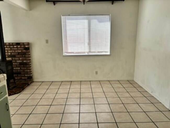 Building Photo - 808 Kelton St