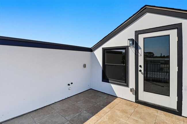 Building Photo - 2923 El Fenice Ln