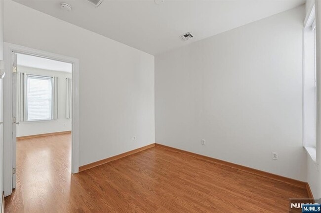 Building Photo - 394 Woodlawn Ave