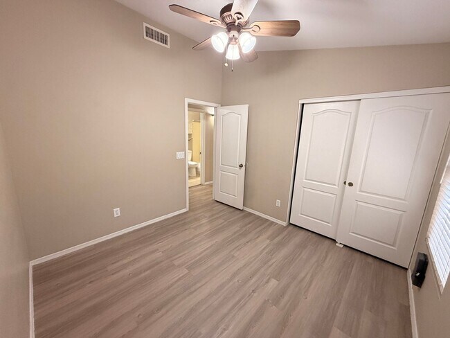 Building Photo - Beautiful 3 Bed / 2 Bath Surprise Home with *NO Carpet*