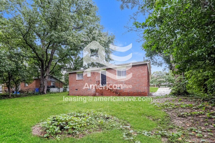 Building Photo - 915 Farwell Dr