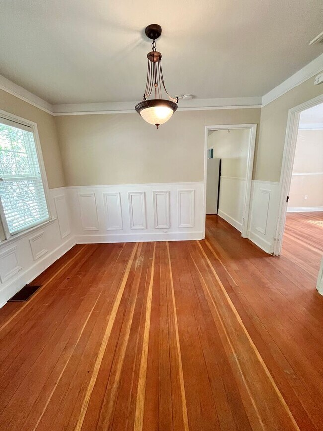Building Photo - MOVE IN READY!! 2 BEDROOM 1 BATH W/OFFICES