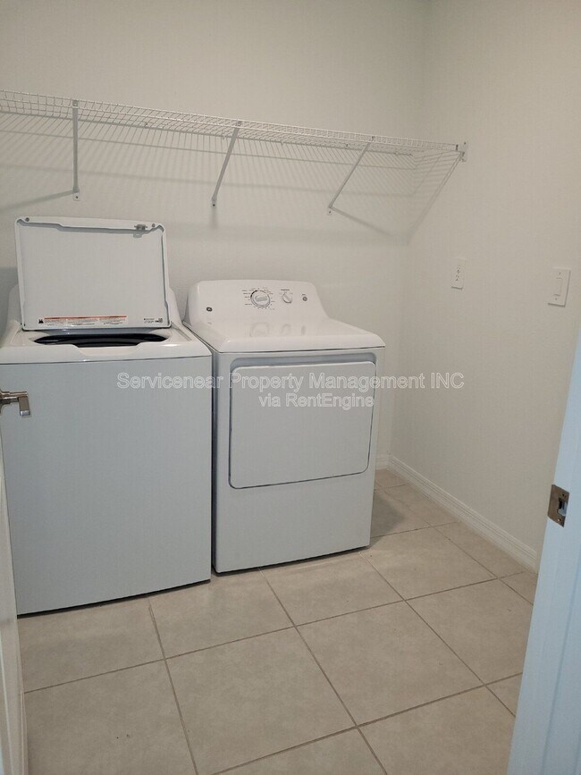 Building Photo - 2240 Gatsby Ln