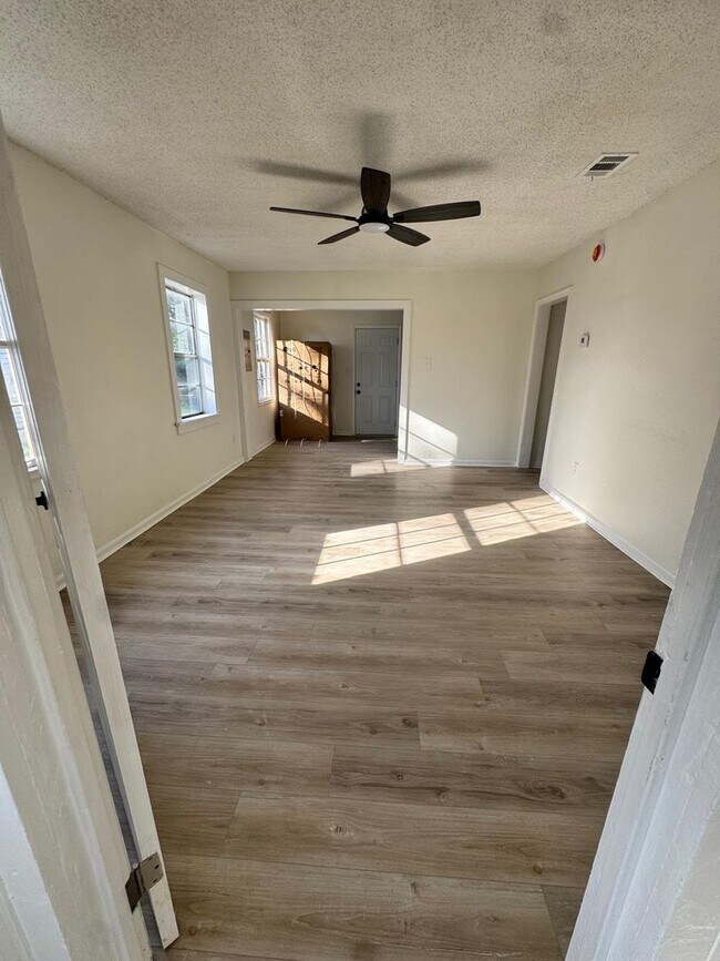 Building Photo - 2005 Mott Dr W