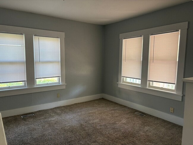 Building Photo - Beautiful 2 bed/ 1 bath