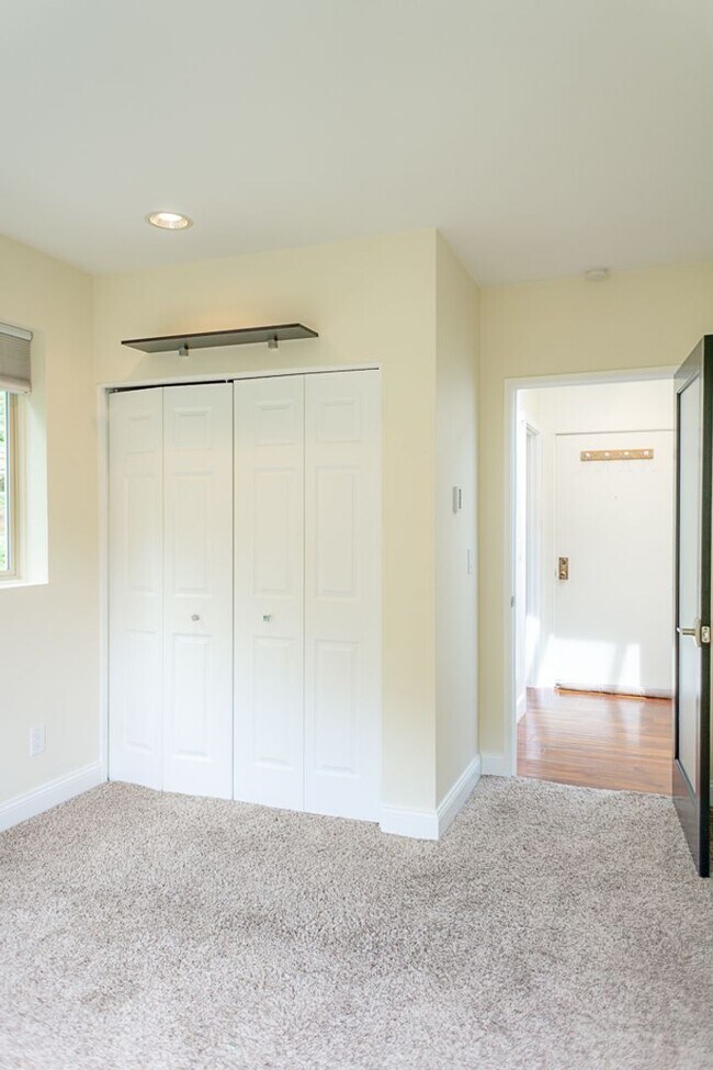 Building Photo - 2bd/1.75ba Seattle Condo