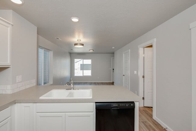 Building Photo - Beautiful, Modern 2 Bedroom Cottage Available!