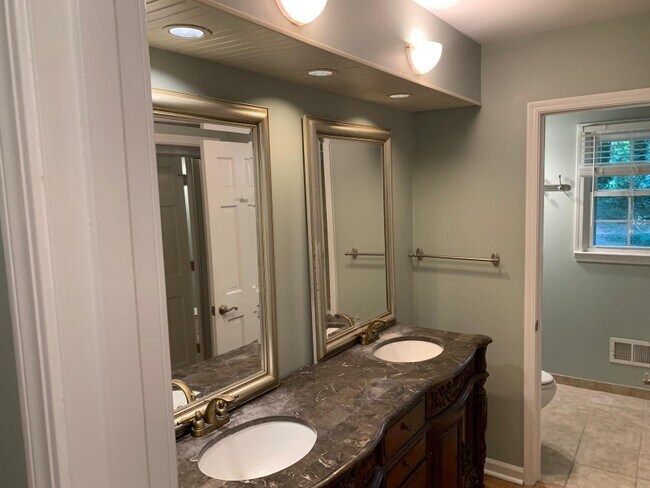 Building Photo - 350 Hollyberry Dr