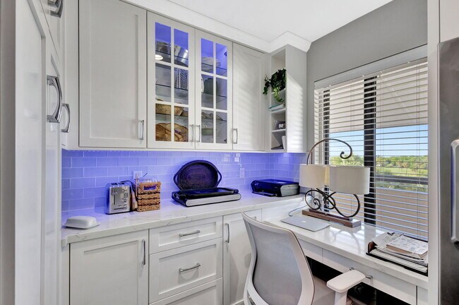 Building Photo - 16910 W Bay Dr