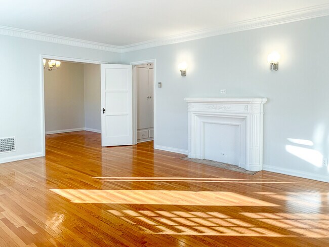 Building Photo - 452 S New Hampshire Ave