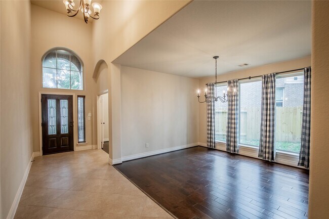 Building Photo - 111 Pinnacle Ridge Ct