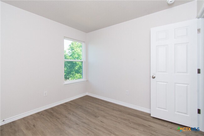 Building Photo - 802 White Meadow Ln