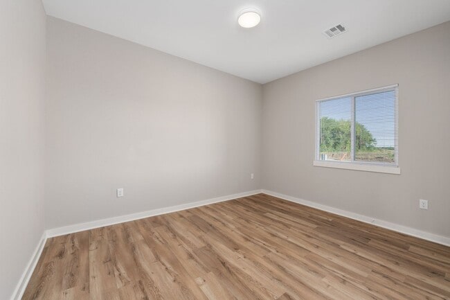 Building Photo - 2121 E Elk Rdg Ave