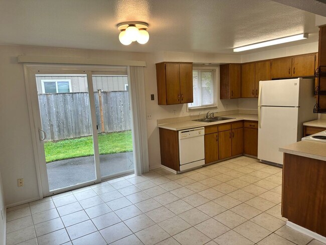 Building Photo - 2 Bedroom 1 Bathroom Home with a Backyard!