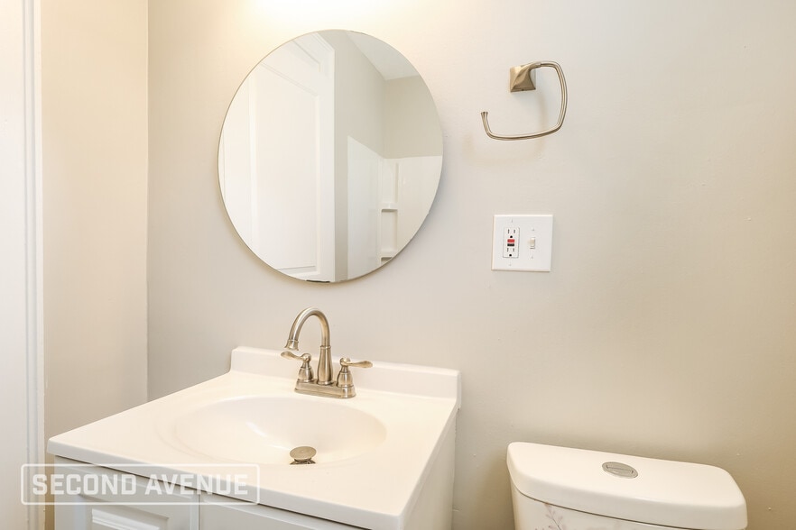 Building Photo - 5325 Rolston Ave